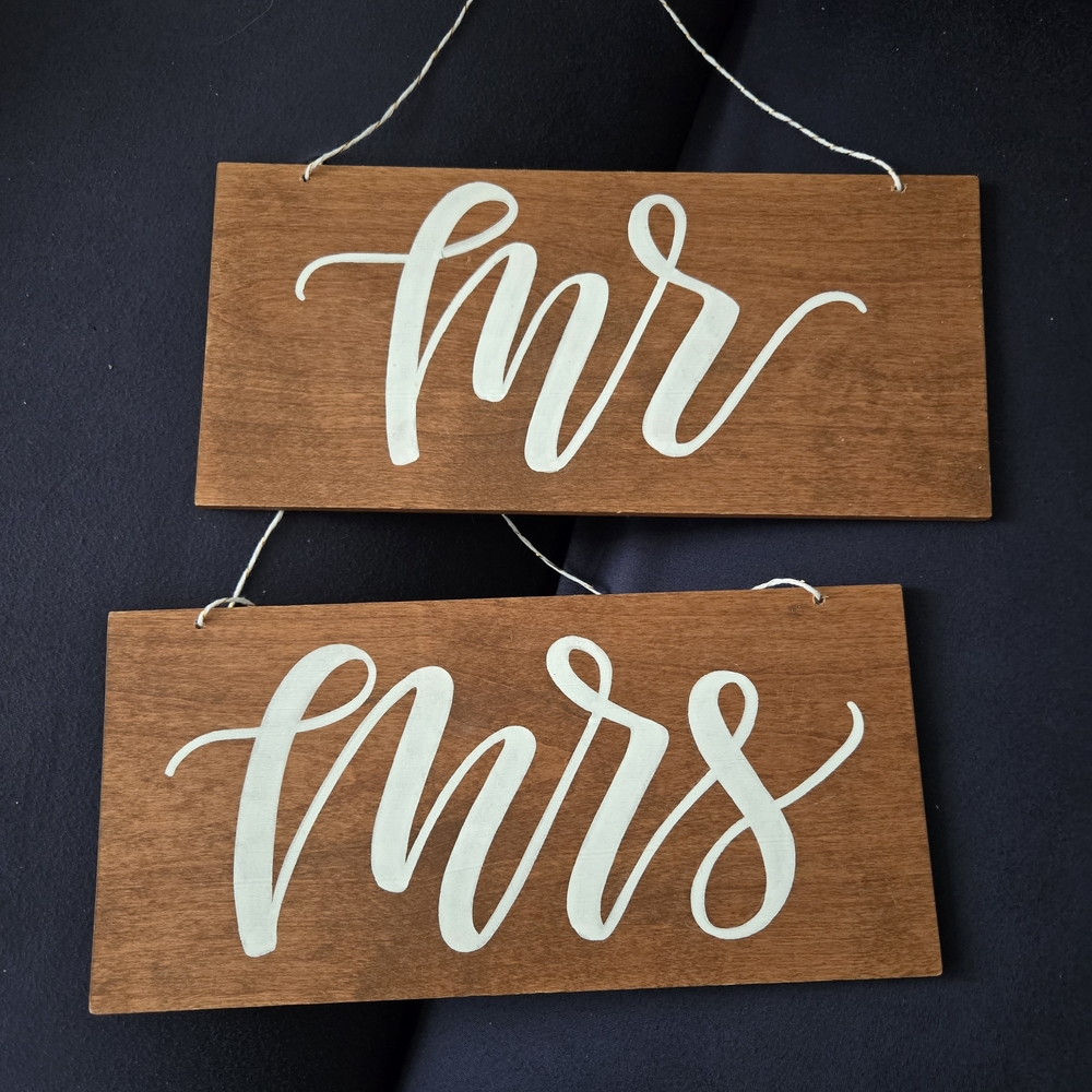Rustic Brown 'Mr & Mrs' Signs